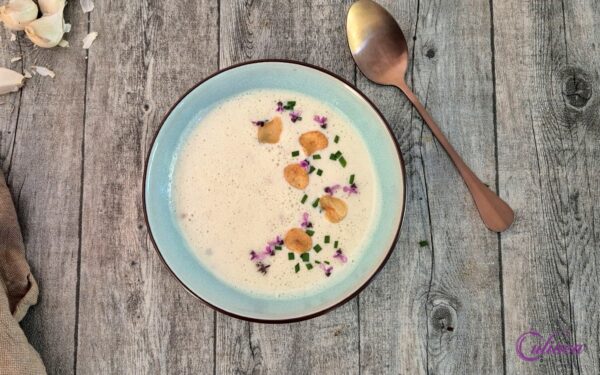 Knoflooksoep van gepofte knoflook