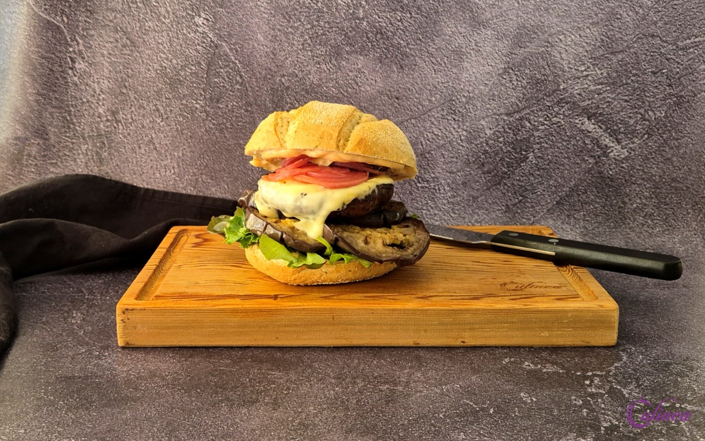 Burger van portobello, aubergine, brie en rode ui
