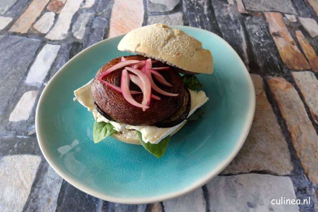 Burger van portobello, aubergine, brie en rode ui