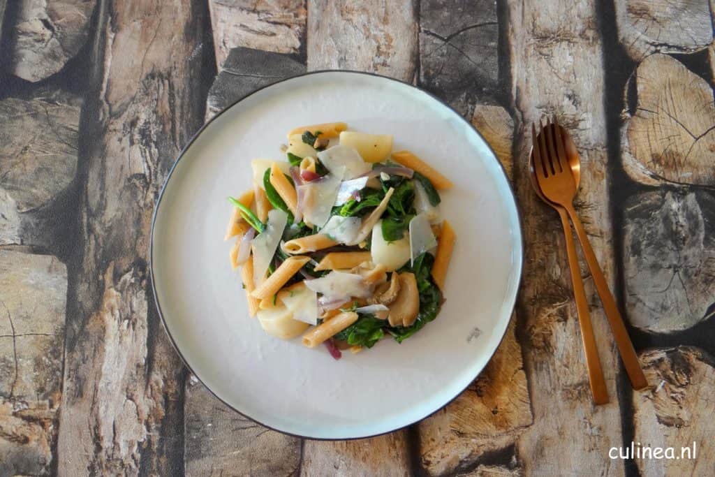 Pasta met herfstknolletjes, spinazie en oesterzwammen