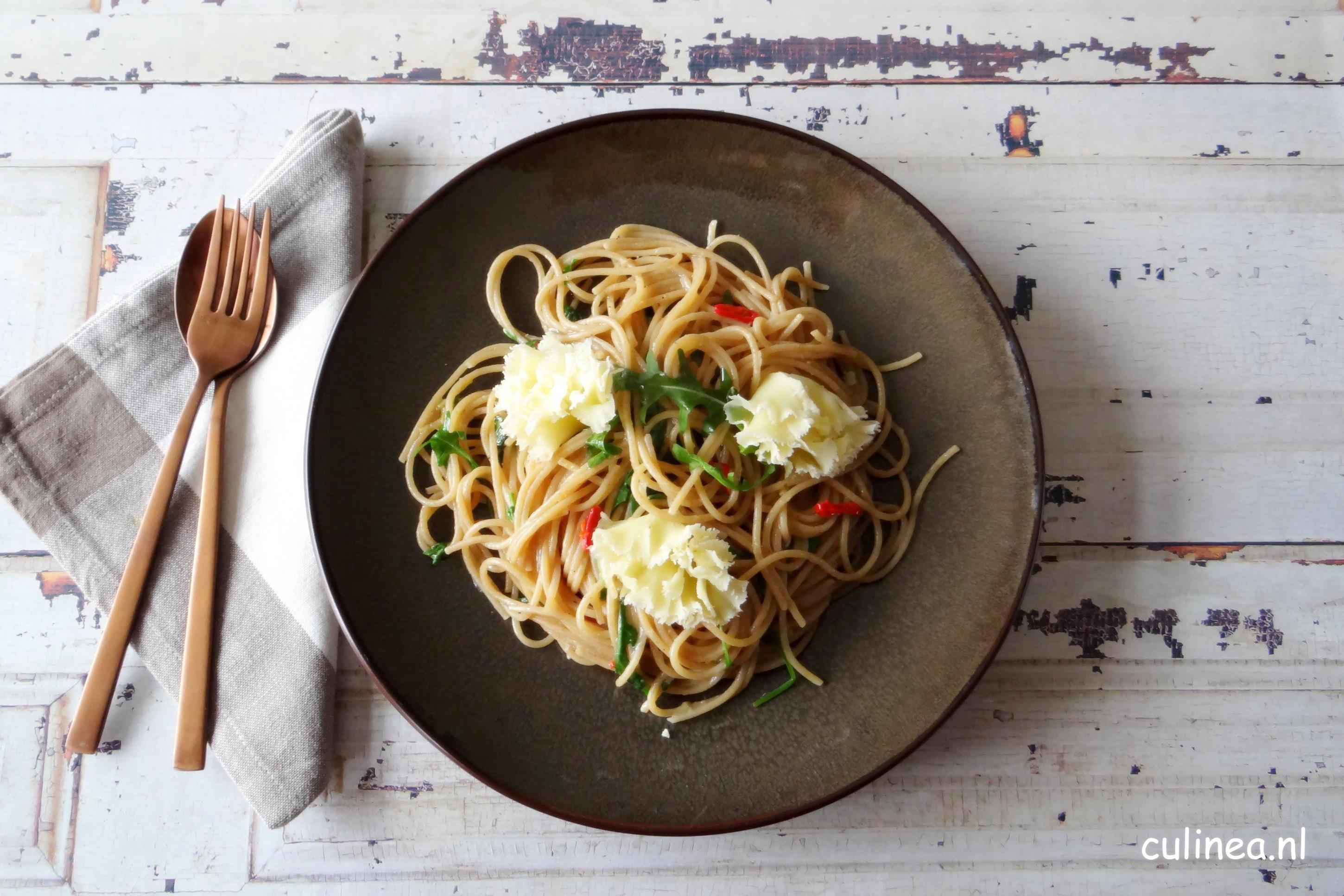 Spaghetti met gepofte knoflook en Tête de Moine ;