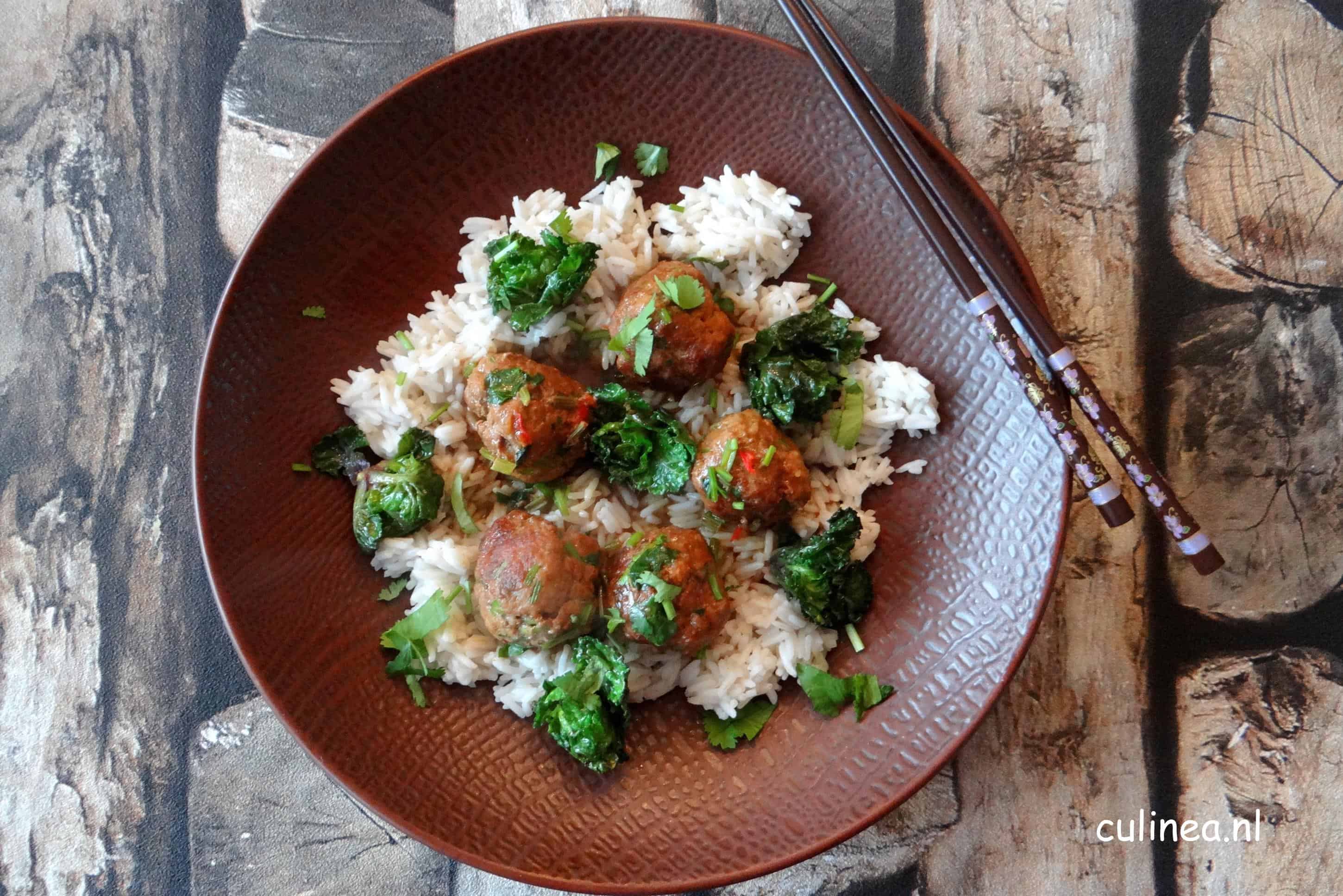 Aziatische gehaktballetjes met rijst en flower sprouts