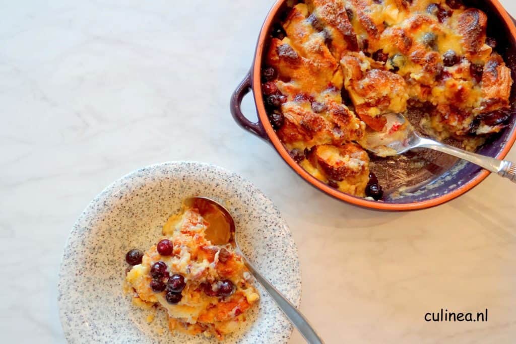 Broodpudding gemaakt van croissants