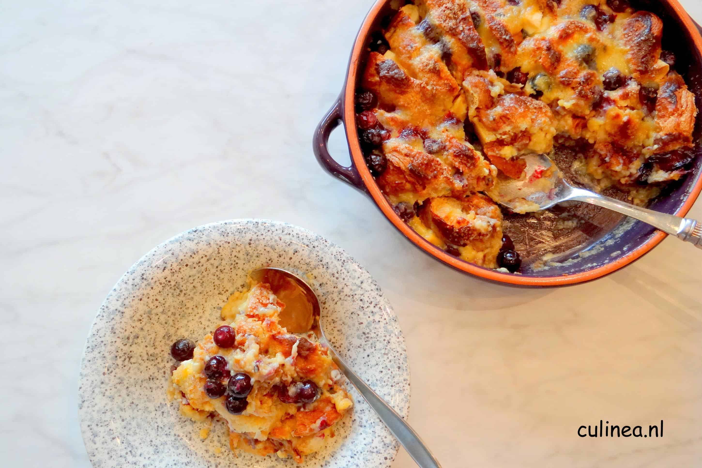 Broodpudding gemaakt van croissants