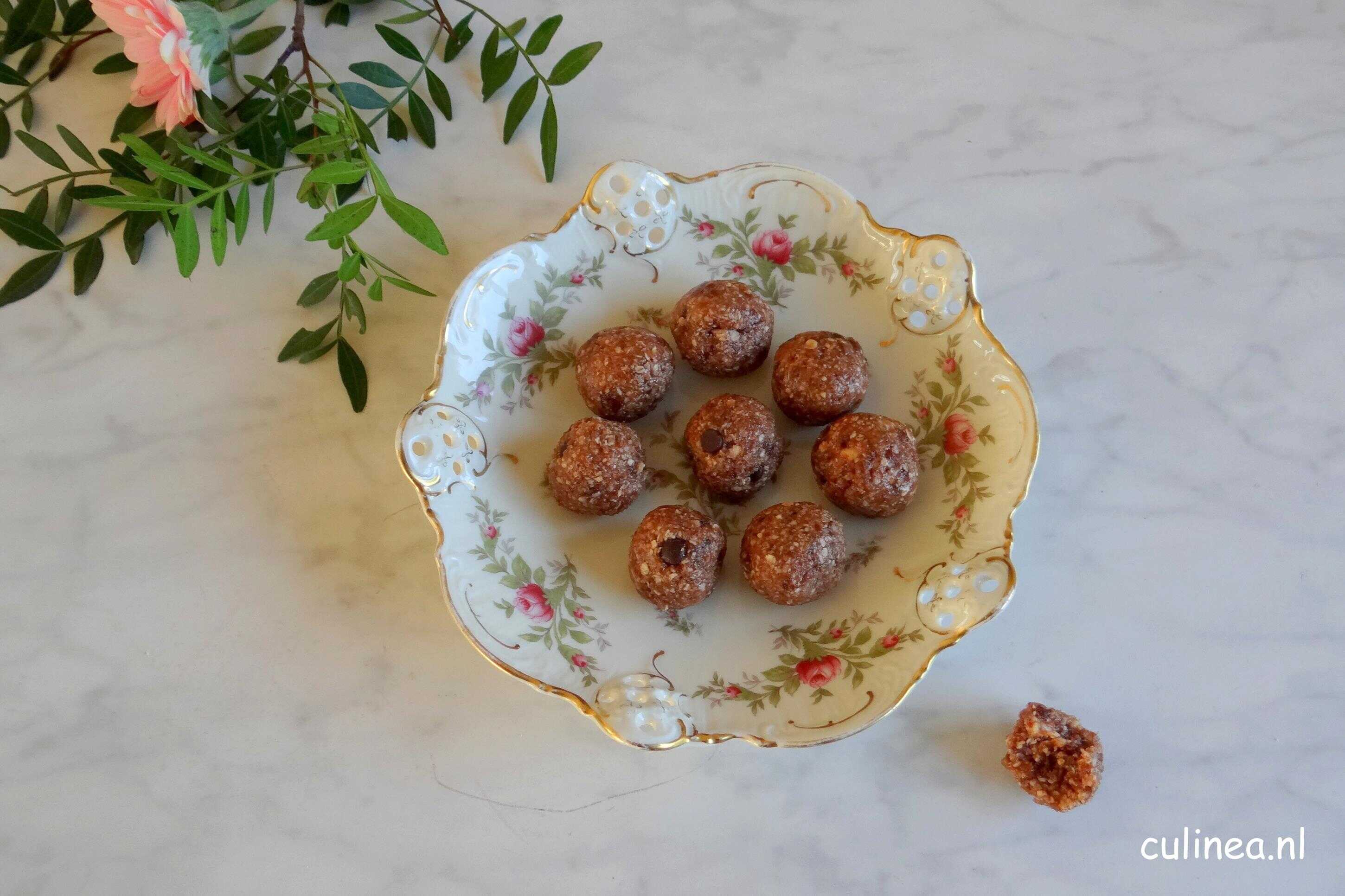 Energieballetjes van havermout, amandelpasta en cacao