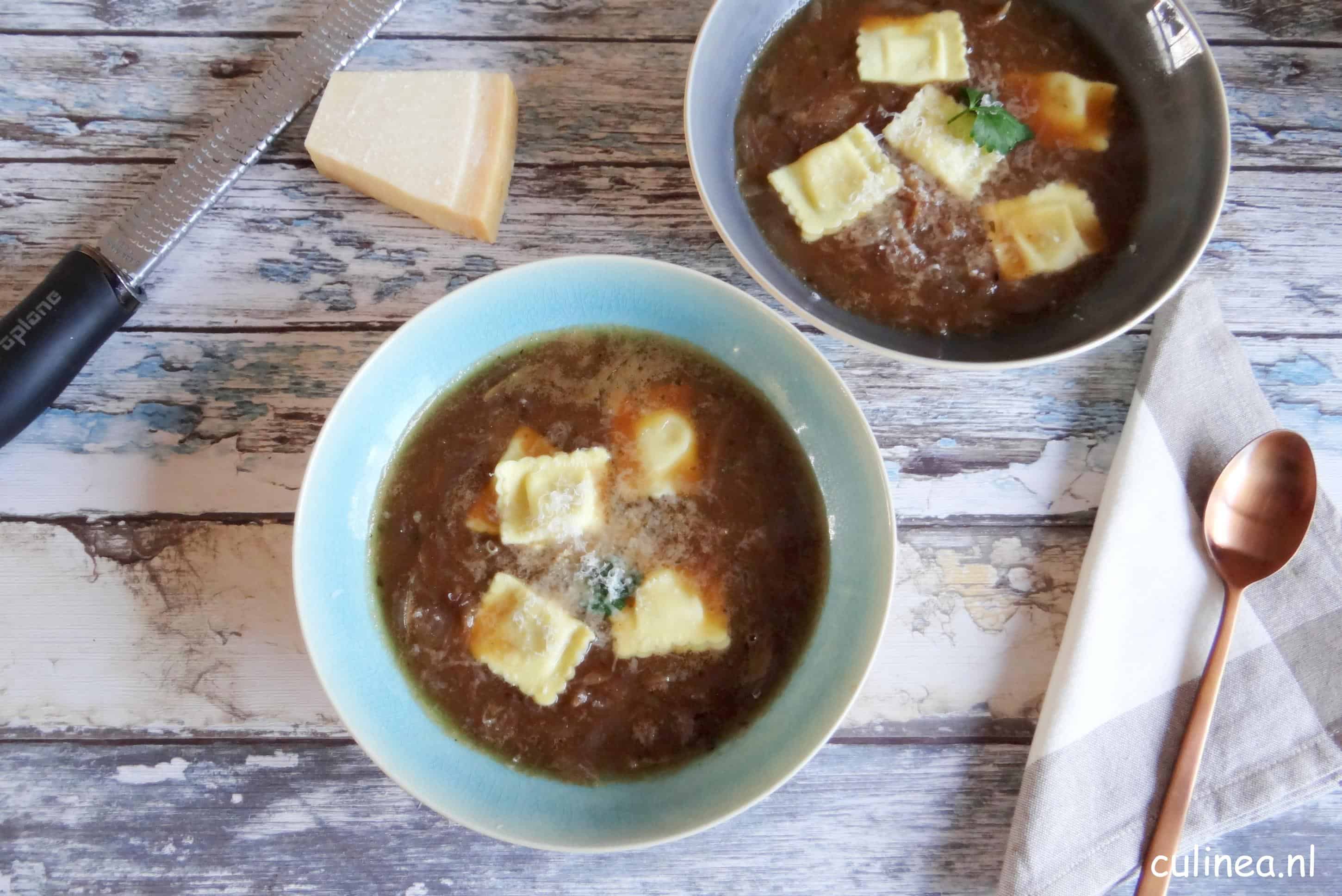 Italiaanse uiensoep met ravioli