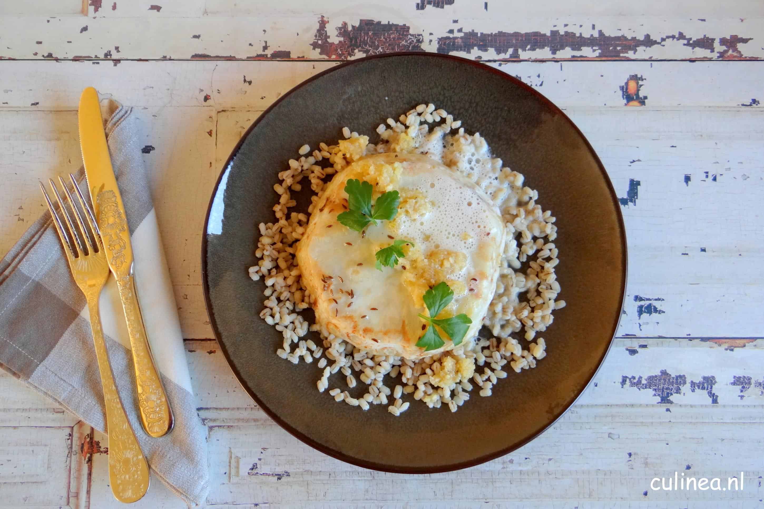 Knolselderij 'steaks' met gerst, kaascrème en hazelnootpesto