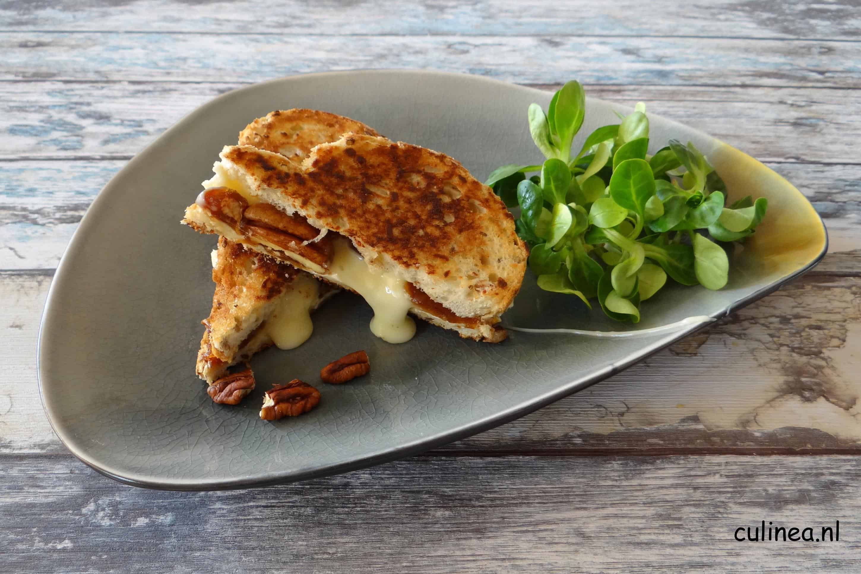 Tosti Camembert met dadels en pecannoten