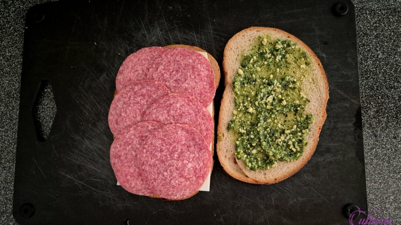 Tosti geitenkaas, salami en boerenkoolpesto