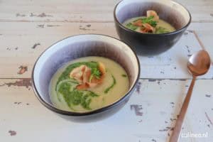 Aardpeersoep met aardpeerchips en peterseliepesto