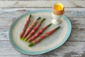 Aspergesoldaatjes met zachtgekookt ei