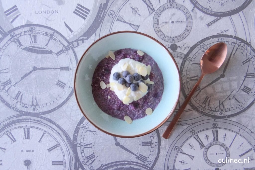 Blauwe bessen havermout met yoghurt en amandel