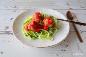 Courgetti met gehaktballen in tomatensaus