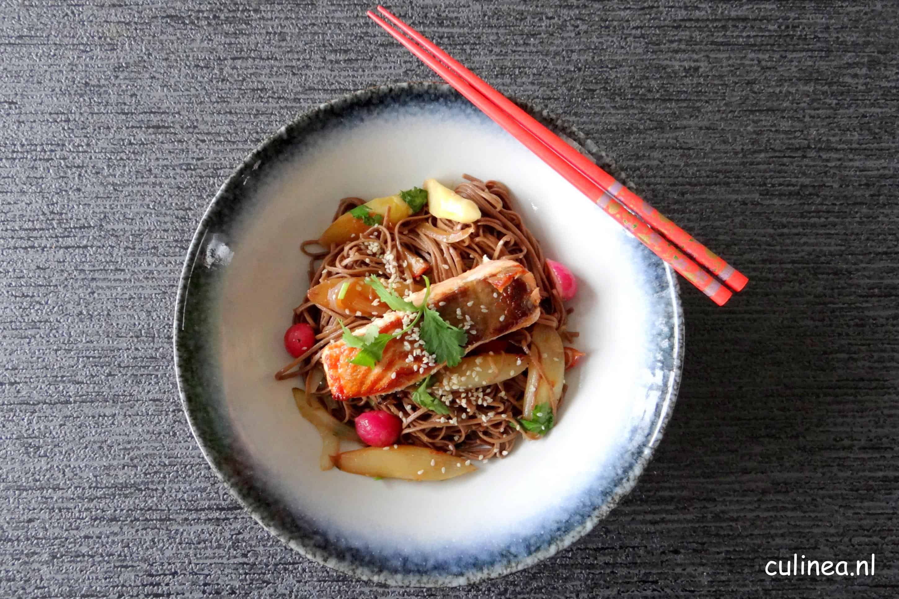 Miso zalm met roergebakken asperges en noedels