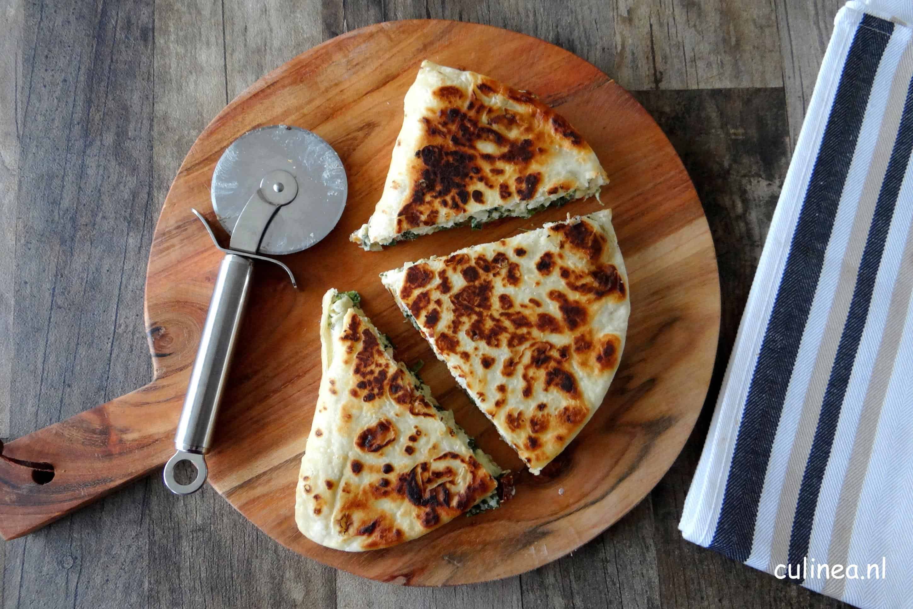 Piadine met ricotta, scamorza, spinazie en zongedroogde tomaten