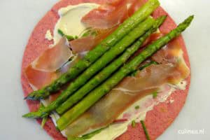 Rode biet wraps met groene asperges en Prosciutto