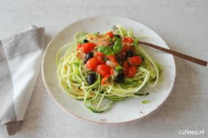 Courgetti met Puttanesca saus en tonijn