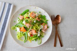 Courgetti met zalm, peultjes, erwten en ricotta