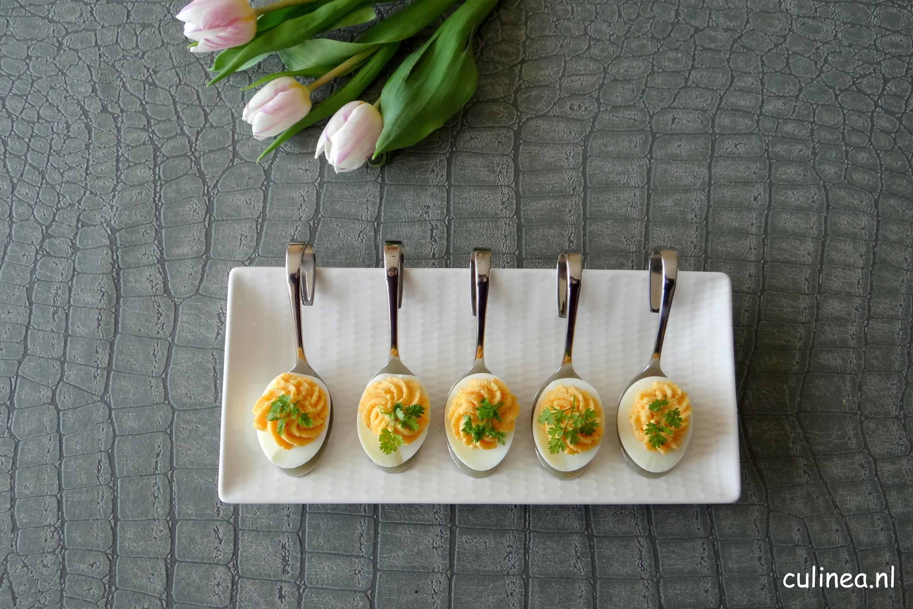 Gevulde eieren met gerookte zalm en kervel