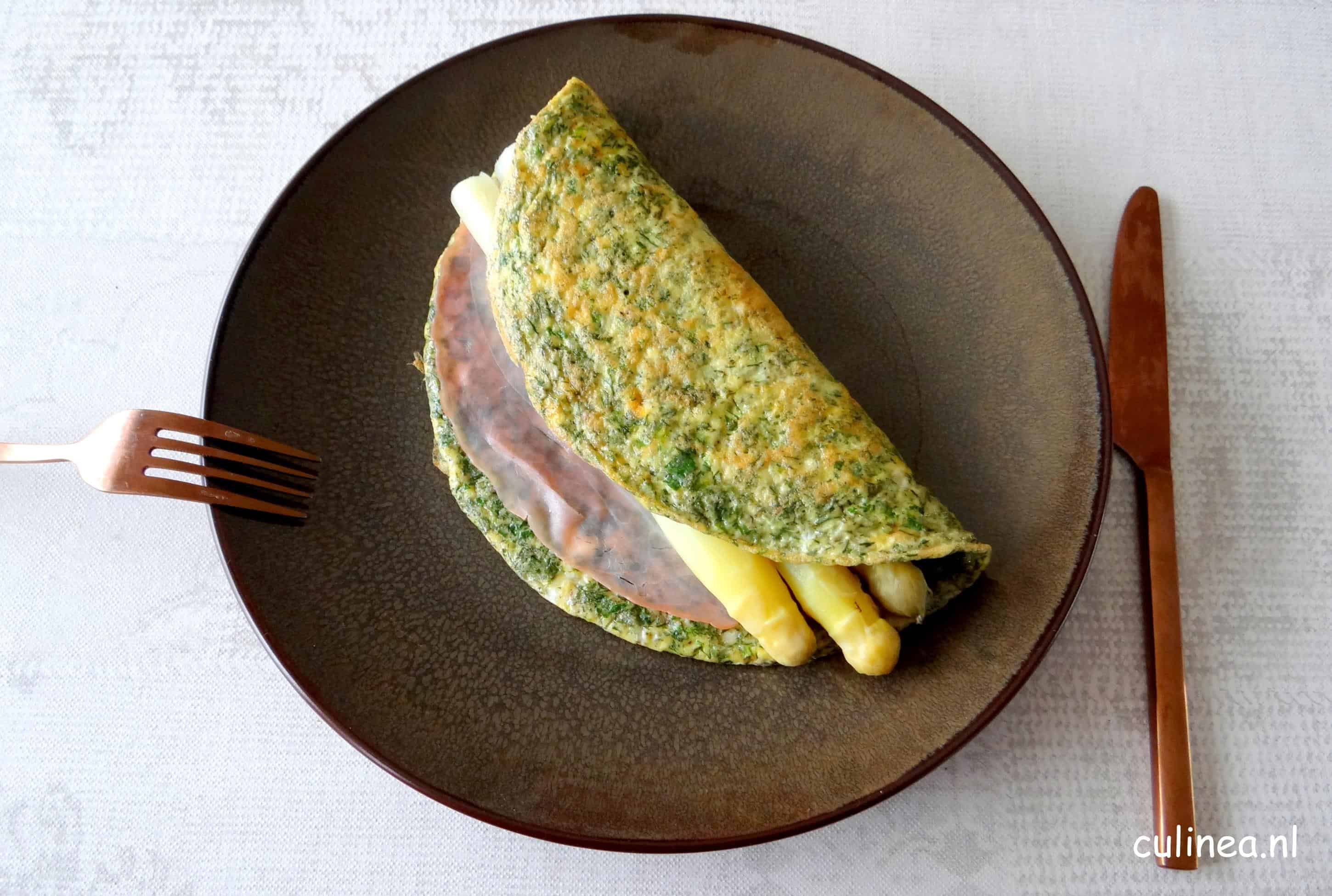 Kruiden omelet met ham en witte asperges