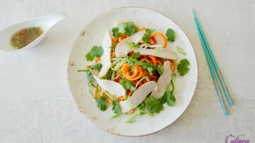 Thaise kipsalade met groentenoedels