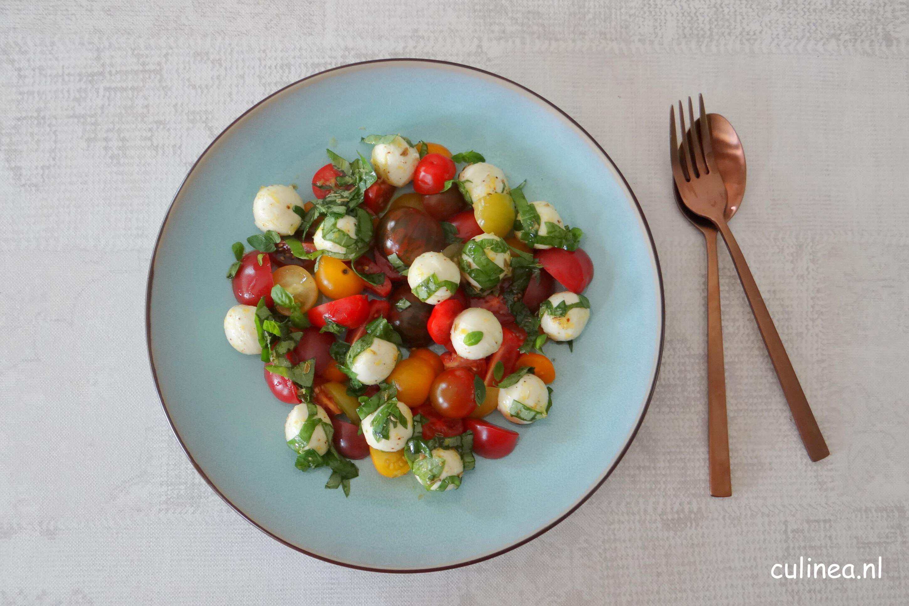 Cherrytomaatjes met gemarineerde mozzarellabolletjes