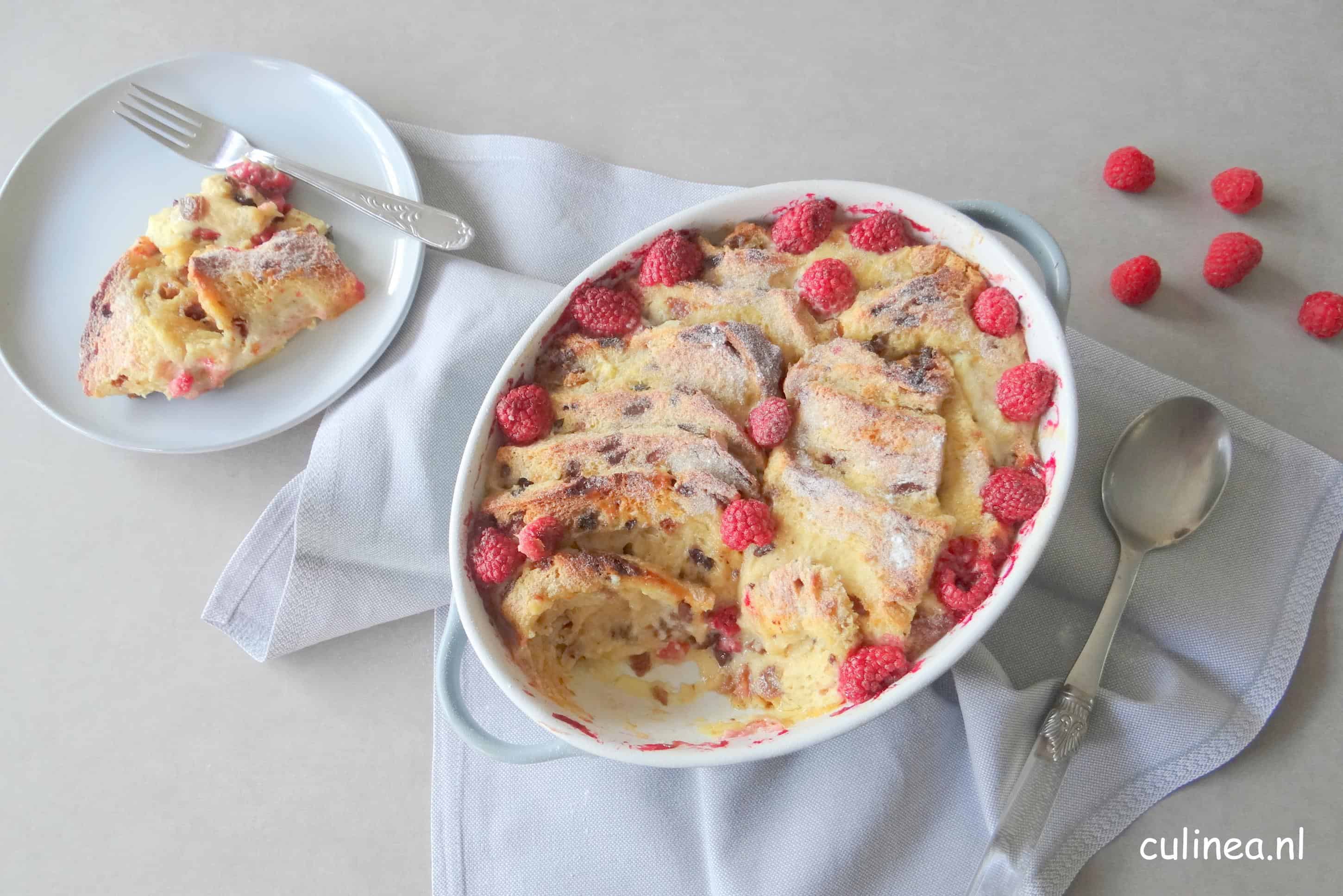 Broodpudding van krentenwegge met frambozen