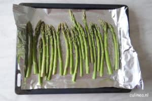 Geroosterde groene asperges met nagelkaas