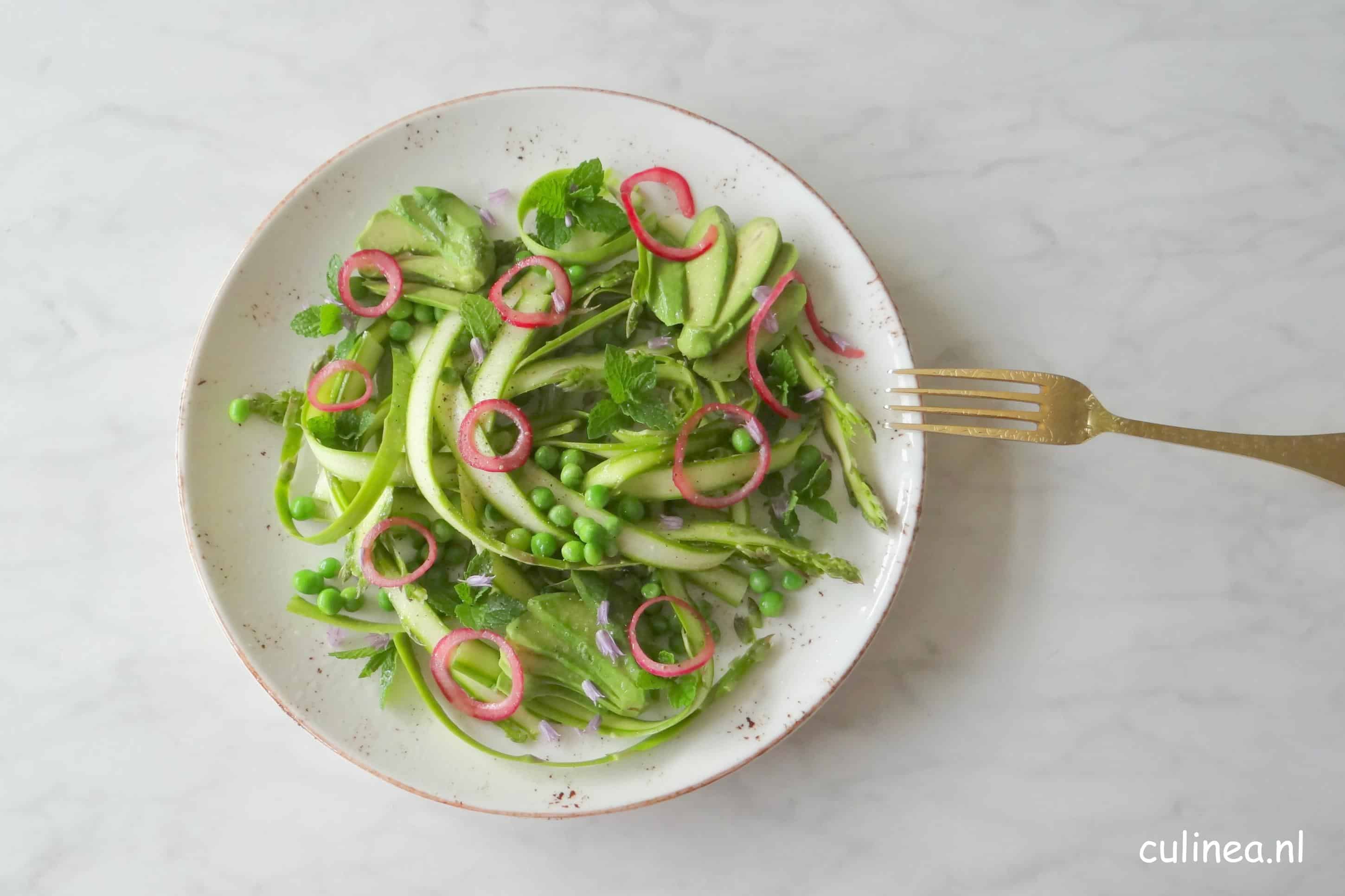 Groene aspergelinten salade met erwten en munt