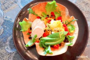 Kip met chilisalade in een tortillamandje