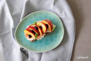 Knäckebröt met burrata, rauwe ham en nectarines