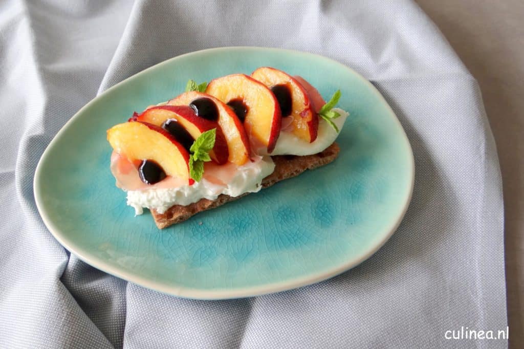 Knäckebröt met Burrata, rauwe Ham en Nectarines