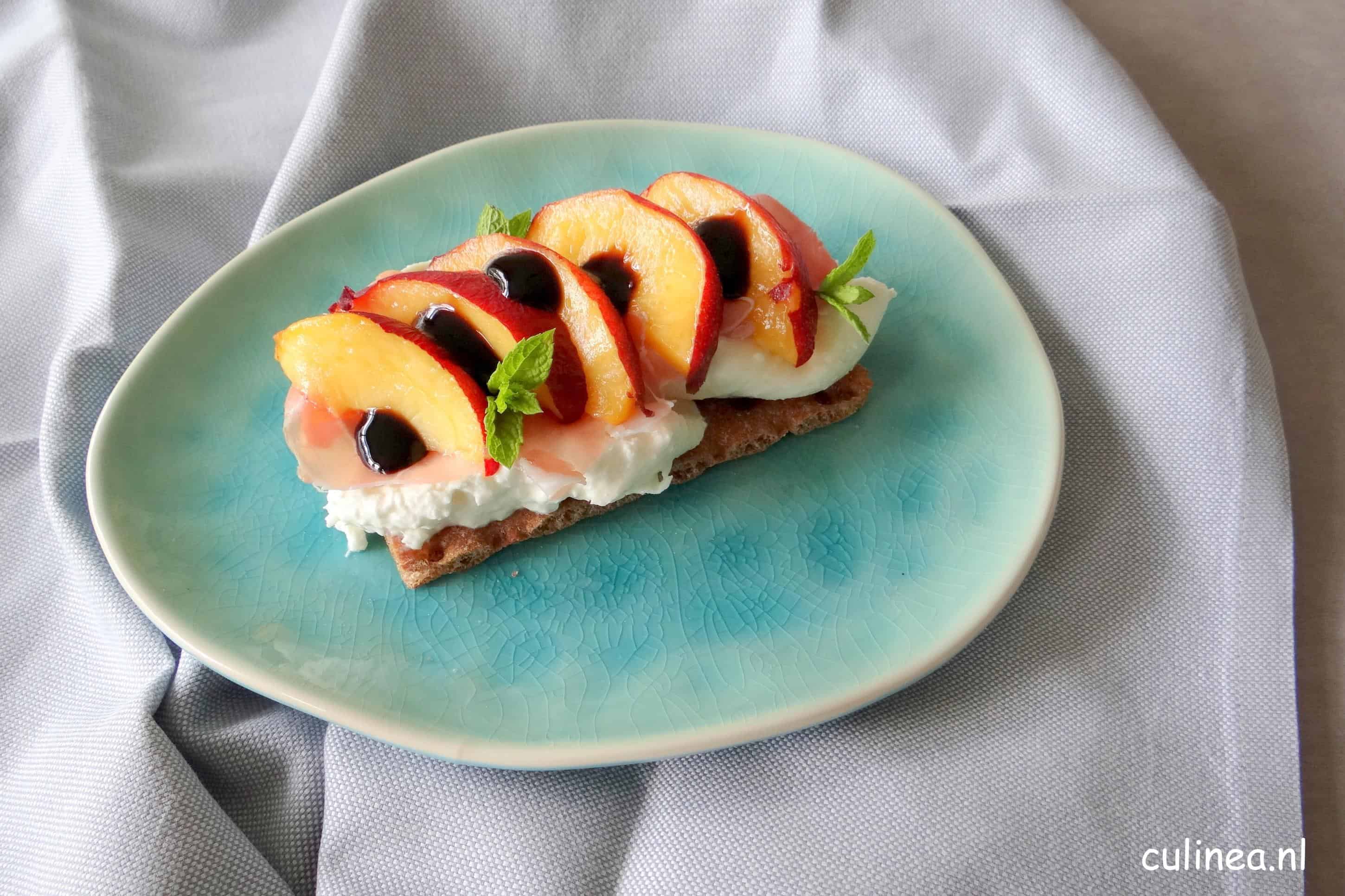Knäckebröt met Burrata, rauwe Ham en Nectarines