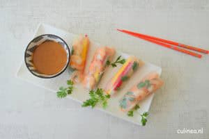 Springrolls met garnalen en pindasaus
