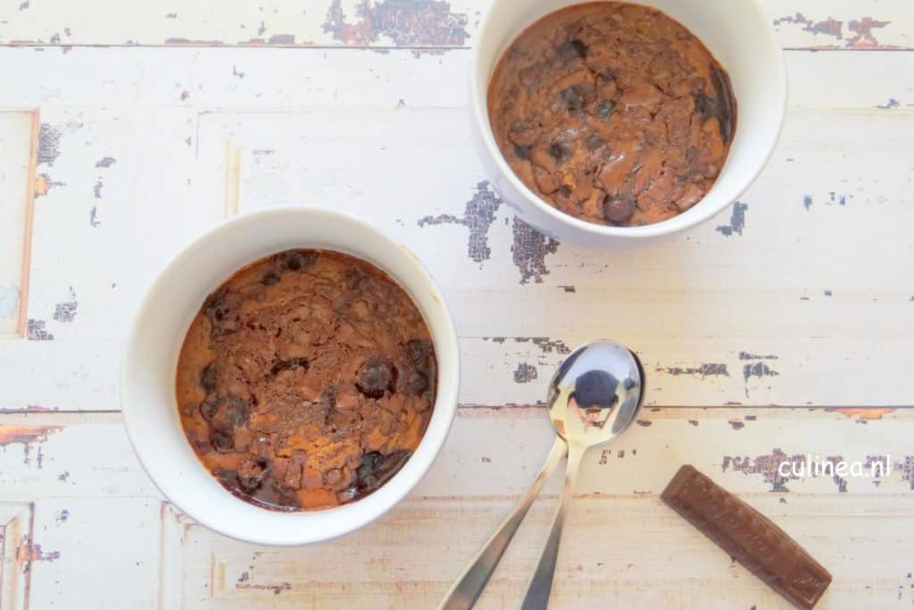Choco bananenbrood met blauwe bessen in een kom