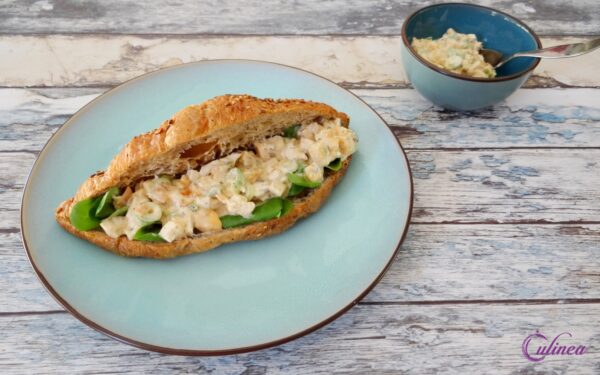 Kipkerrie salade met mangochutney