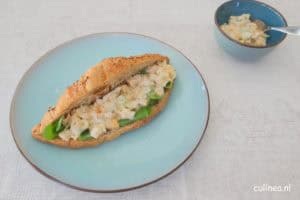 Kipkerrie salade met mangochutney
