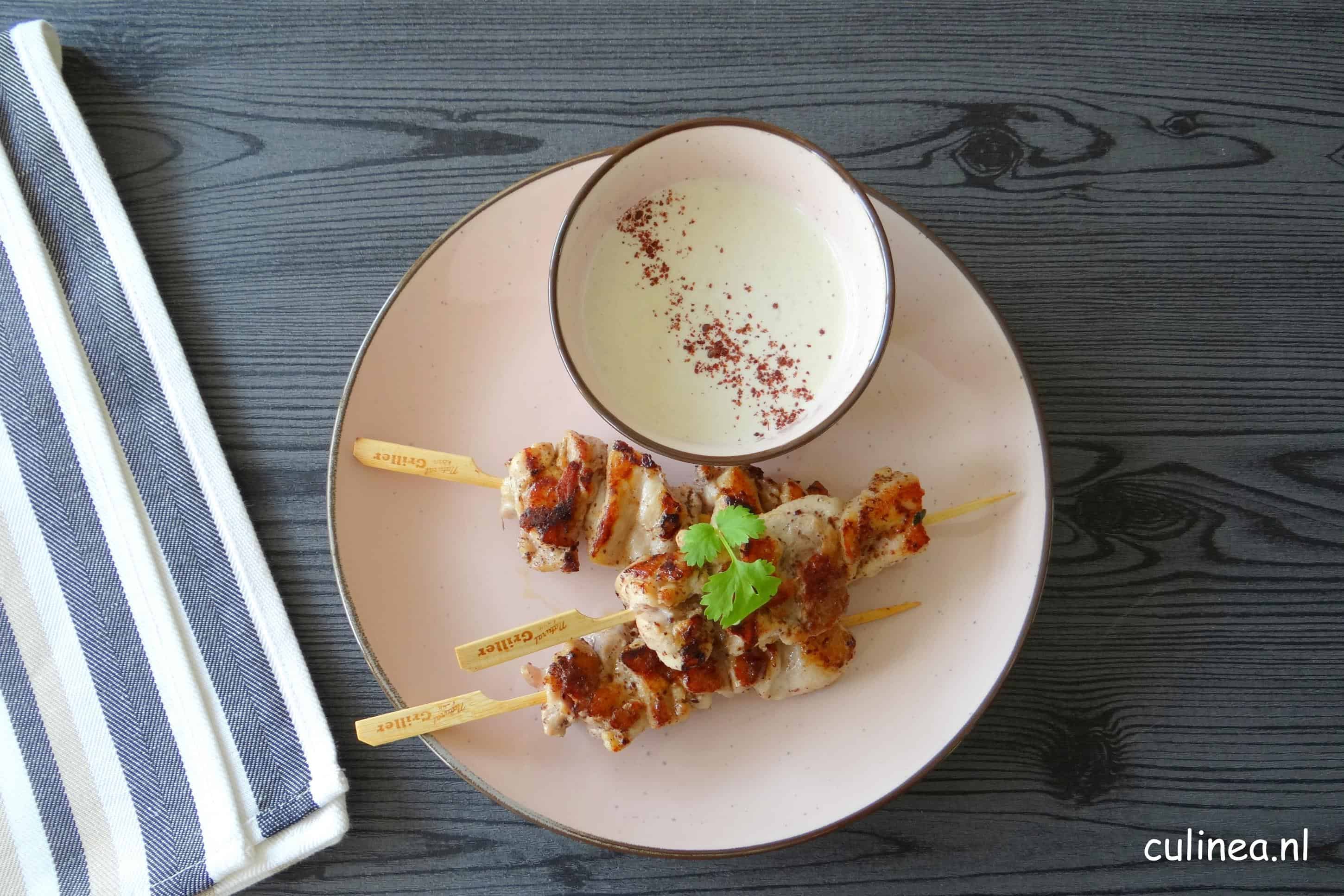 Kippenspiesjes met sumakmarinade en yoghurt tahinidip