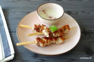 Kippenspiesjes met sumakmarinade en yoghurt tahinidip