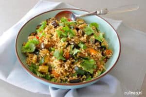 Parelcouscous salade met aubergine, courgette en paprika