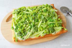 Pizza met asperges, tuinbonen, doperwten en pesto