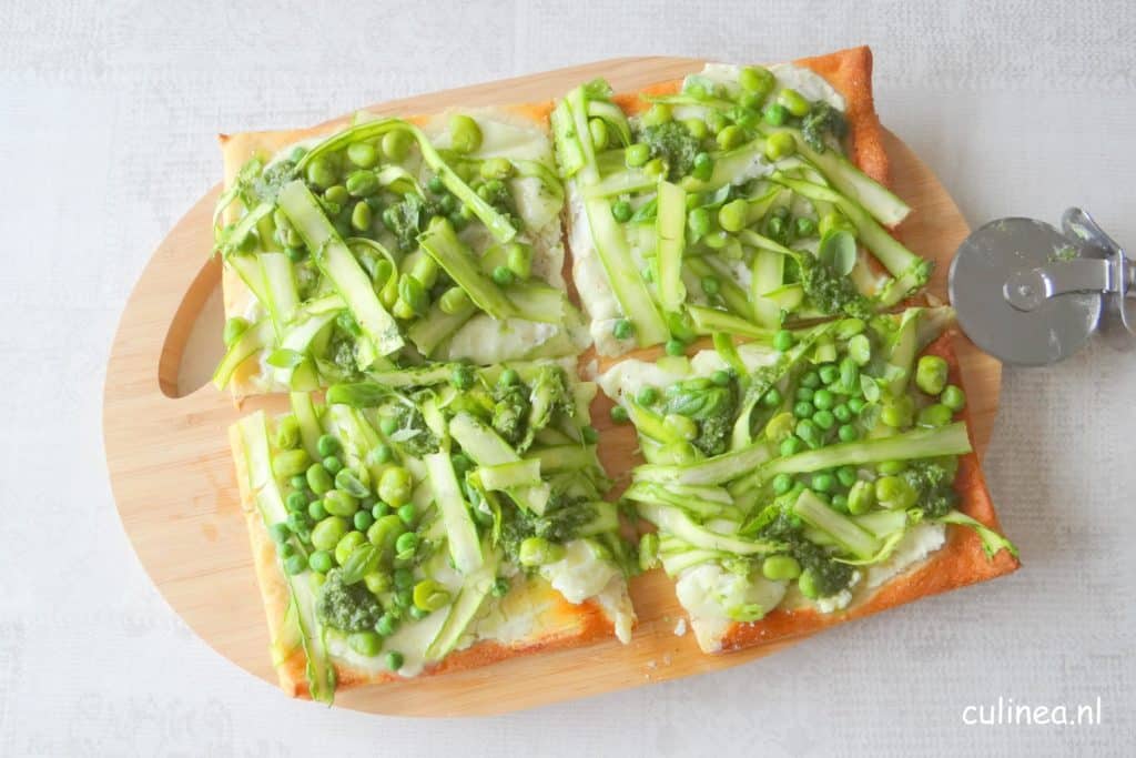 Pizza met asperges, tuinbonen, doperwten en pesto