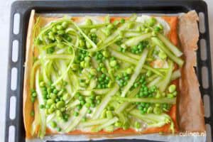 Pizza met asperges, tuinbonen, doperwten en pesto
