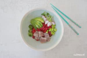 Poke bowl met haring en rode bietrijst