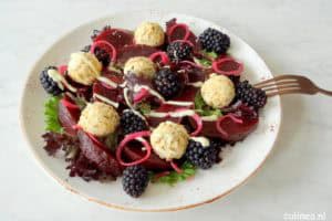 Salade met rode biet, bramen en geitenkaas