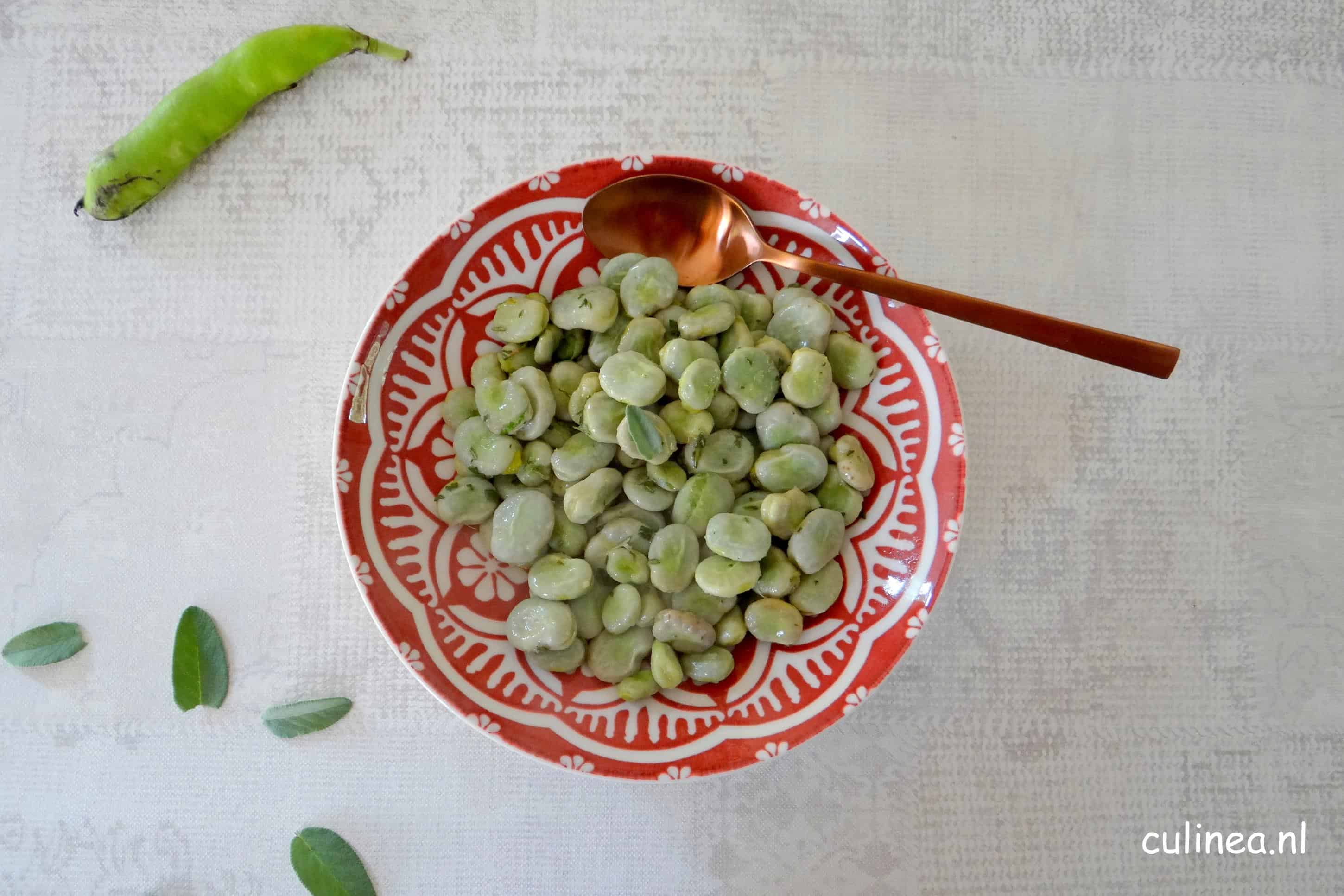 Tuinbonen met knoflook, rozemarijn en salie