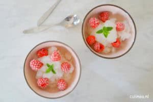 Vlierbloesem granita met bramen en munt