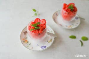 Aardbeien en hibiscus granita