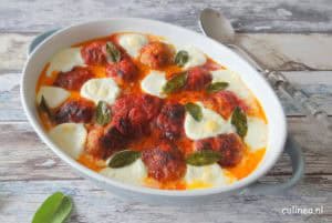 Kipgehaktballetjes in tomatensaus met mozzarella