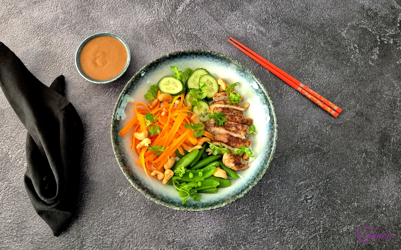 Rijstnoedels met kipdijfilet en pindasaus